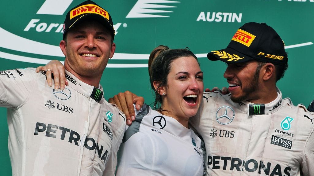 Nico Rosberg (vas.) ja Lewis Hamilton juhlivat Austinin palkintopallilla yhdessä Mercedeksen markkinointijohtajan Victoria Vowlesin kanssa.