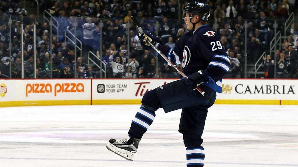 Patrik Laine pyöräytti mailaansa maalin kunniaksi.