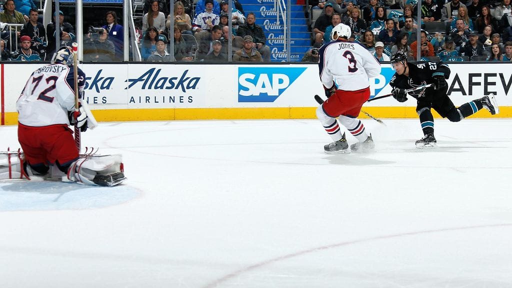 Kiekko lähtee Joonas Donskoin lavasta ja päätyy maaliin.
