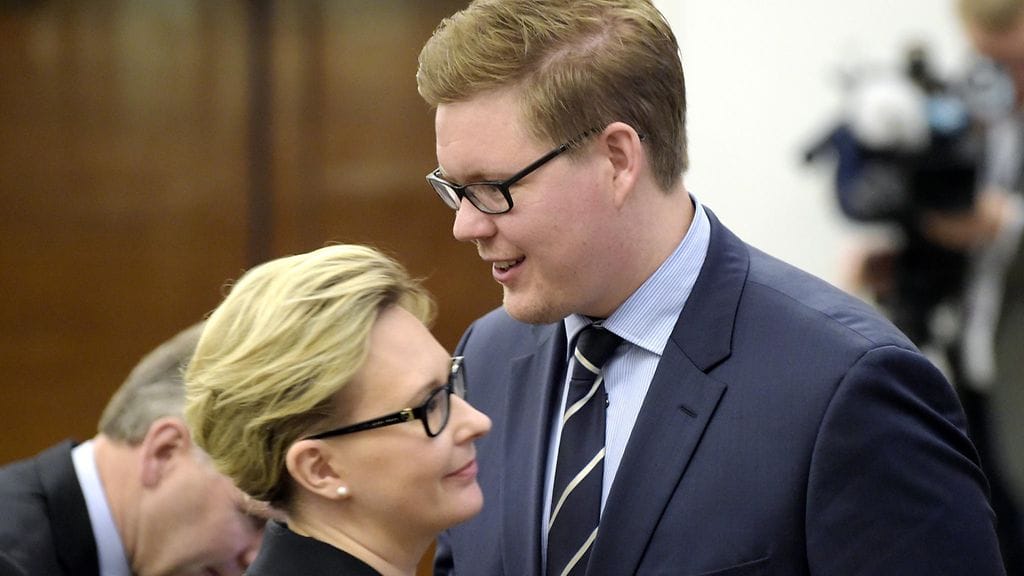 Eduskunnan puhemies Maria Lohela (ps.) on heittänyt Antti Lindtmanin (sd.) puhujalistat suoraan roskiin, kirjoittaa Iltalehti.