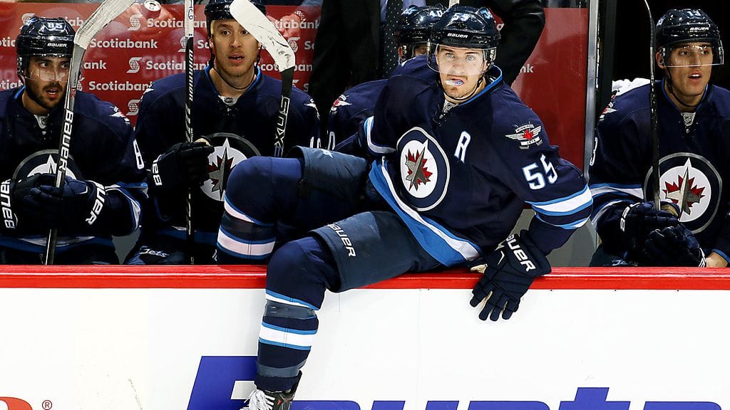 Mark Scheifele hassutteli vastapuolen kanssa.