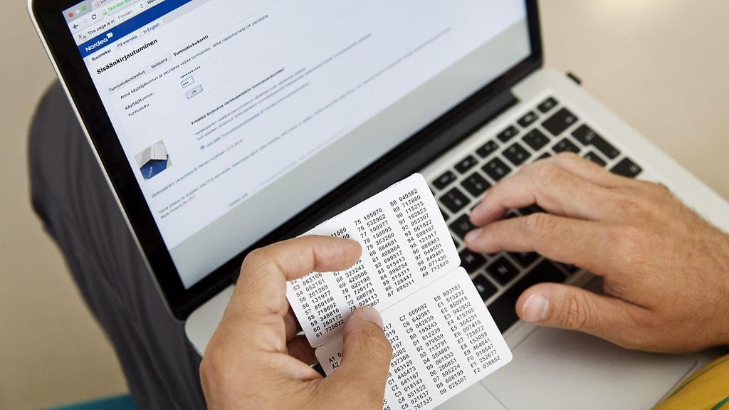 Huijareiden kohteena ovat olleet erityisesti iäkkäät ihmiset. Poliisina esiintyneet huijarit ovat puhelimitse kyselleet pankkikortin tunnuslukua tai verkkopankkitunnuksia.