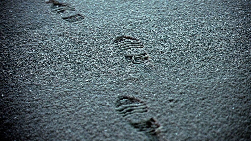 Vastasatanut lumipeite kavalsi puutavaraliikkeeseen murtautuneet varkaat. Kuvituskuva.