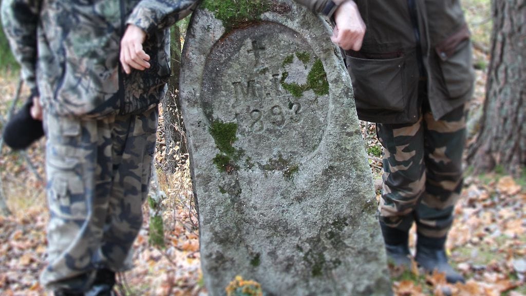 Muistokivessaä näkyy kirjaimet M.K. ja vuosiluku 1893. Kuva: Jorma Kaarto/
Auranmaan Viikkolehti.