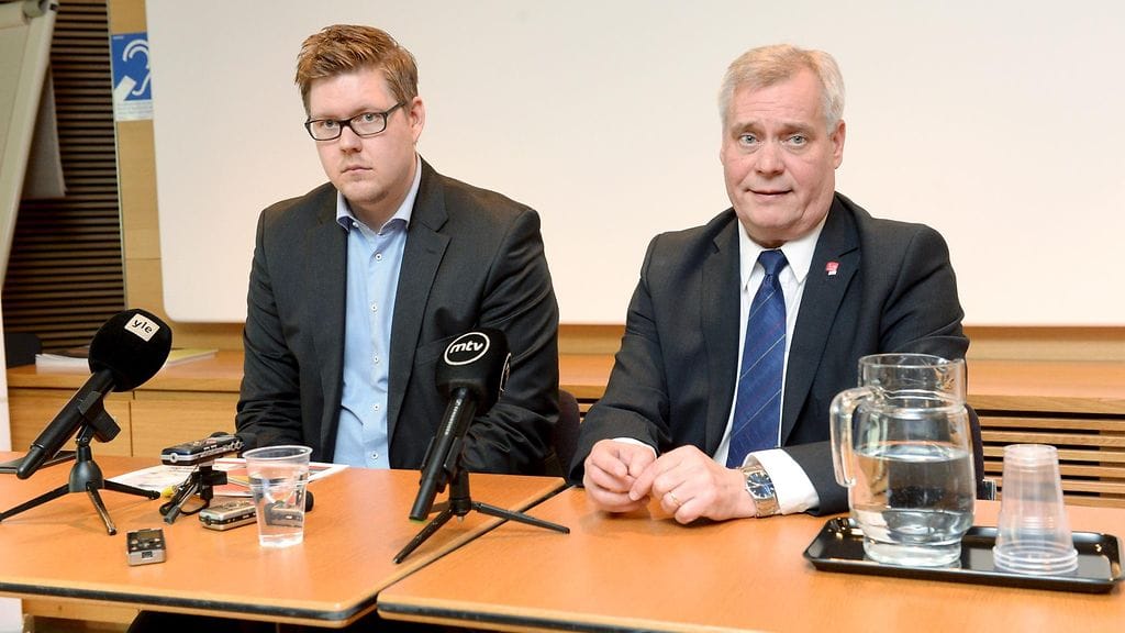 SDP:n eduskuntaryhmän puheenjohtaja Antti Lindtman (vas.) ja puolueen puheenjohtaja Antti Rinne SDP:n välikysymystä koskevassa tiedotustilaisuudessa Helsingissä 2. toukokuuta 2016