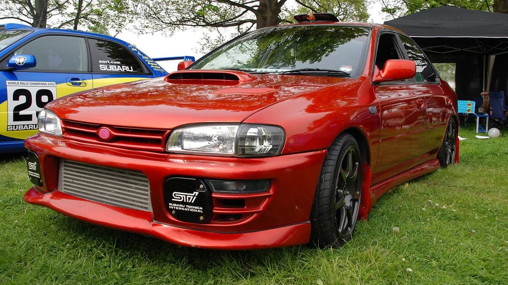 Kuvan auto ei liity juttuun muuten kuin olemalla punainen Subaru Impreza.