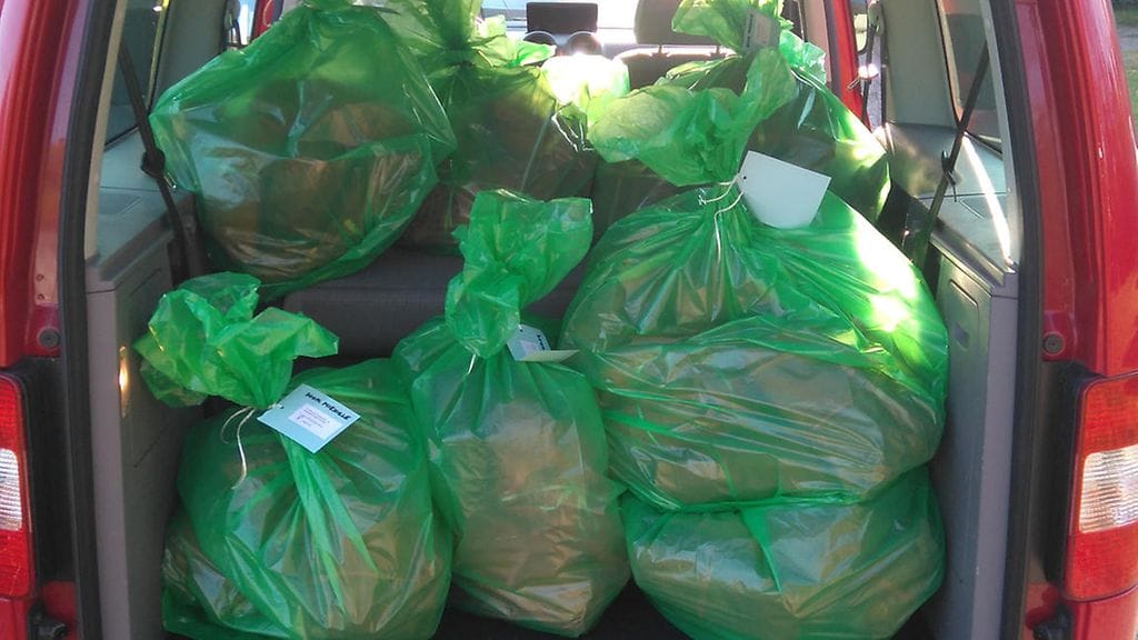 Merimieskirkko vie villasukkia merimiehille – yden auton takaluukku on niitä jo täynnä.