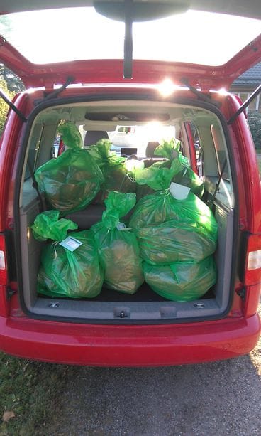 Merimieskirkko vie villasukkia merimiehille – yksi auton takaluukku on niitä jo täynnä.