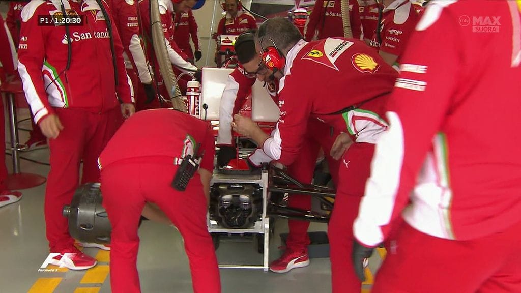 Kimi Räikkösen autoa hienosäädettiin varikolla harjoitusten aluksi.