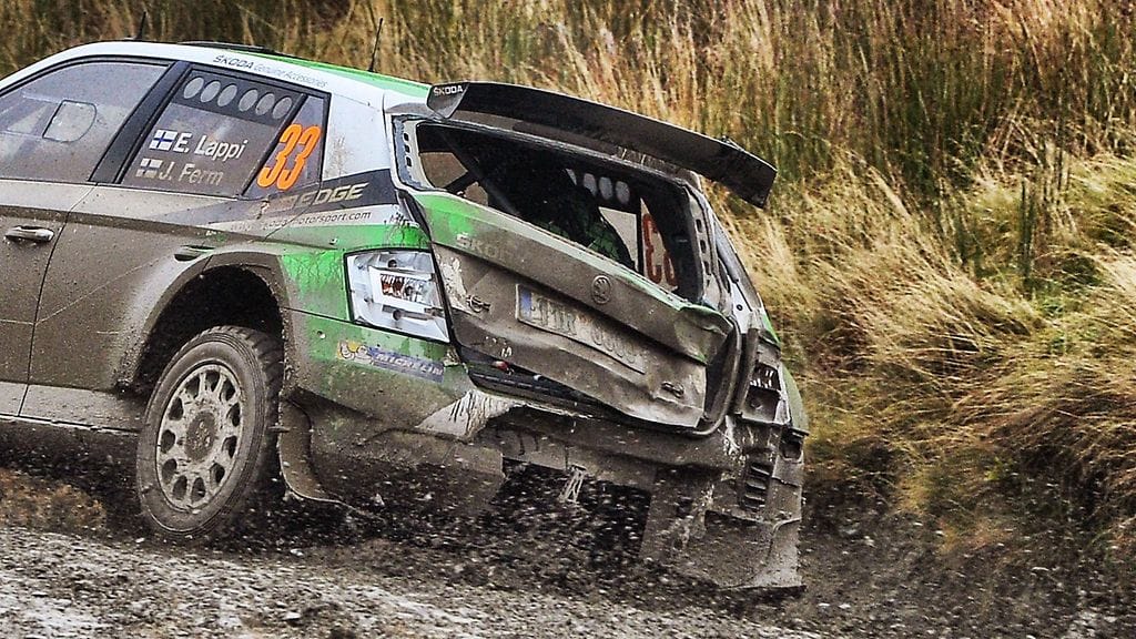 Esapekka Lapin Skodan perä sai vaurioita Walesissa.