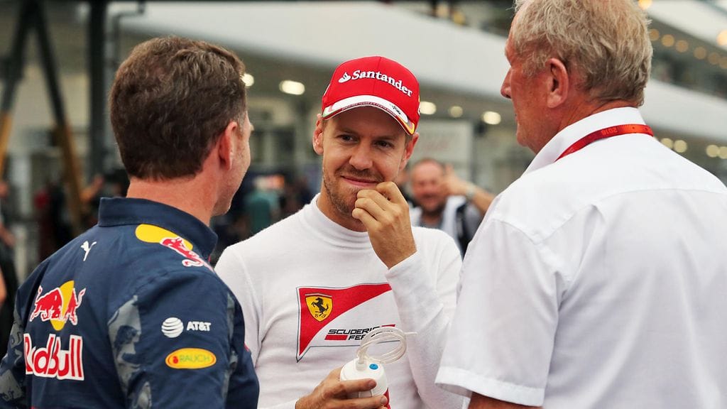 Red Bullin tallipäällikkö Christian Horner (vas.) ja neuvonantaja Helmut Marko juttusilla Sebastian Vettelin kanssa Japanin GP:ssä.