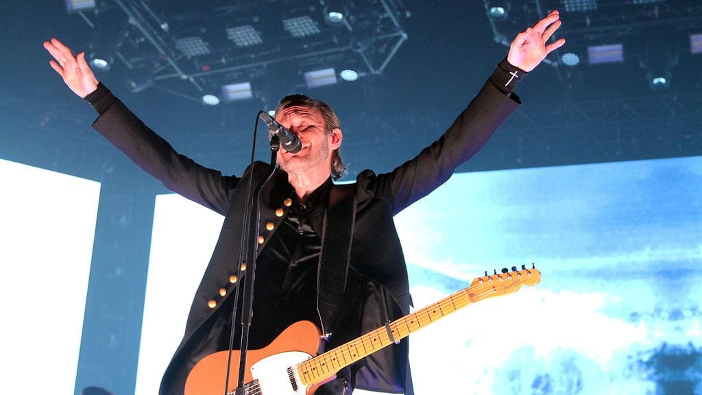 Kentin laulaja Joakim Berg nosti kätensä ilmaan yhtyeen uran viimeisellä Helsingin-keikalla 28. lokakuuta 2016.