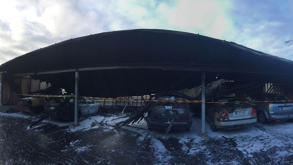 Oulussa paloi autotalli autoineen aamulla syttyneessä tulipalossa. Palon syttymissyy ei ole vielä selvillä.