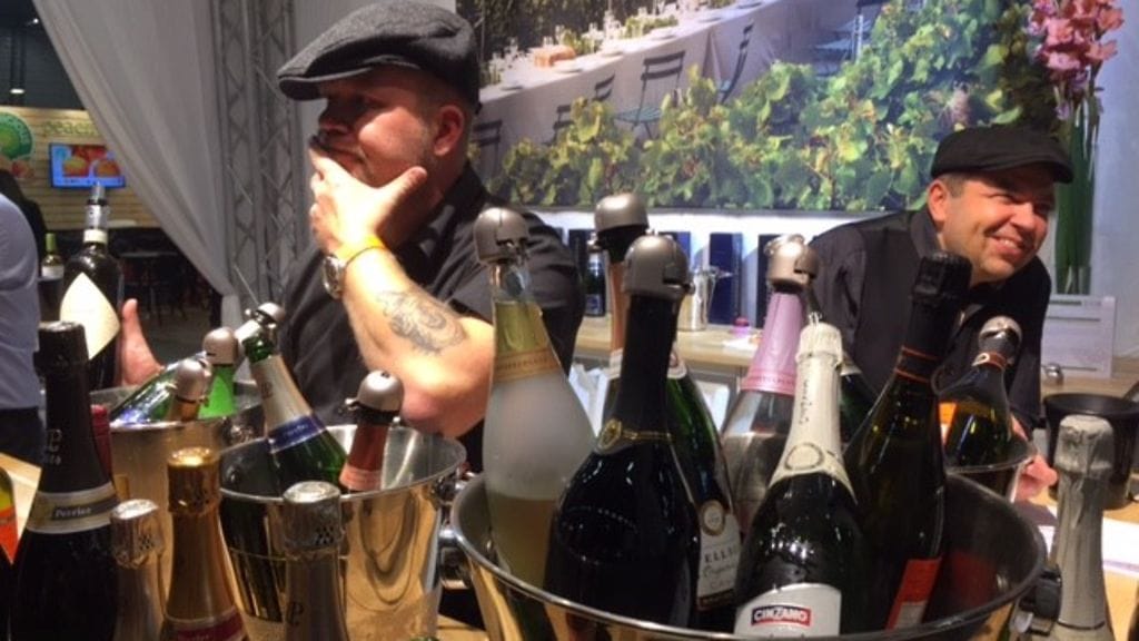 Viini-ja ruokamessut vetivät tänä vuonna enemmän väkeä kuin viime vuonna. Yksi syy varmastikin oli se, että koko messutila oli anniskelualuetta ja kävijät saivat vapaasti liikkua lasien ja ruokien kanssa.