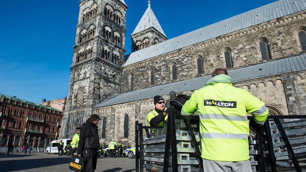 Lundin katedraalissa valmisteltiin eilen paavin saapumista.