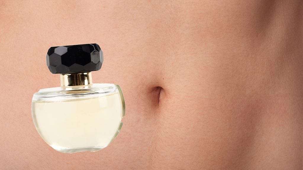 Asiantuntijat kehottavat lisäämään hajuvettä pulssikohtien lisäksi myös napaan.