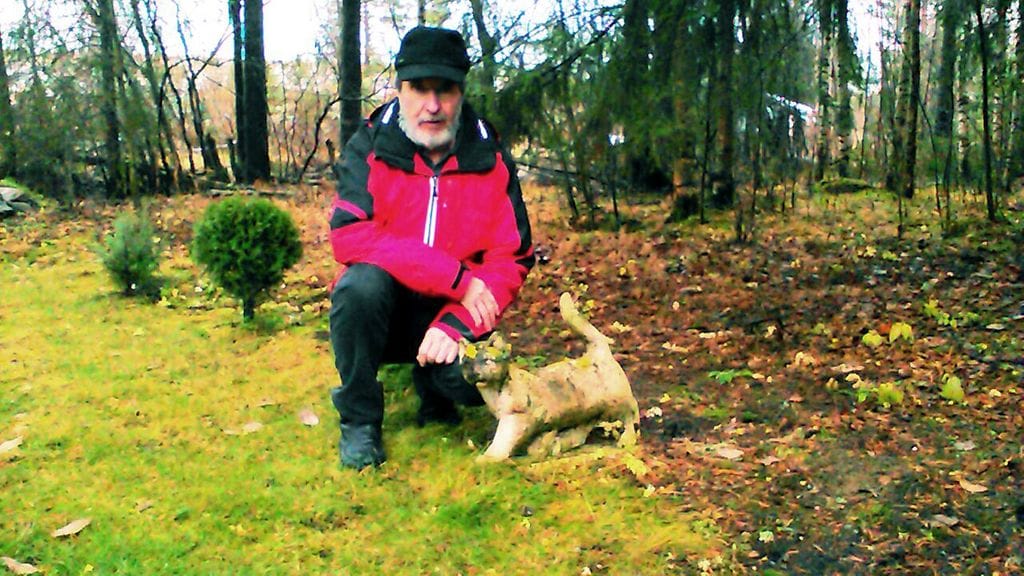 Raimo Hukkanen ja ilveksen hyökkäyksen kohteeksi joutunut kissapatsas.