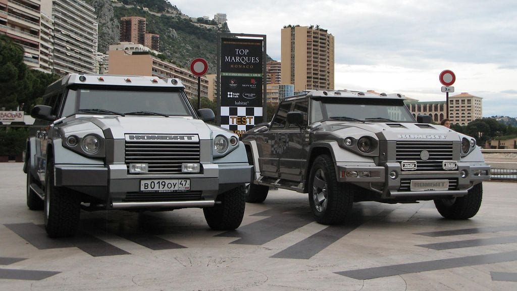 Raskaasti panssaroituja Dartz-ajoneuvoja.