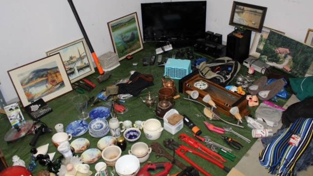 Onko kuvassa sinun astiastosi tai mökkisi seinällä roikkunut taulu? Poliisi kaipaa anastetun tavaran oikeita omistajia.