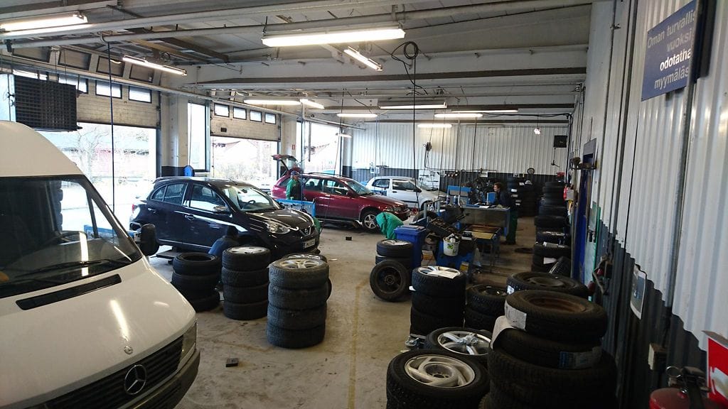 Renkaita vaihdetaan rengasliikkeessä