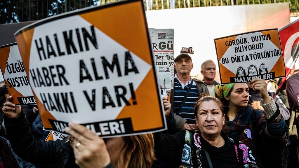 Mielenosoittajia Cumhuriyet-lehden toimituksen edustalla tänään. Ihmiset kantoivat kylttejä ”Ihmisillä on oikeus uutisiin”.