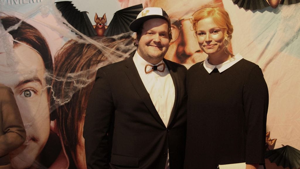 Näyttelijä Kalle Lamberg juhli Luokkakokous 2 -elokuvan kutsuvierasensi-illassa yhdessä kihlattunsa Marian kanssa.