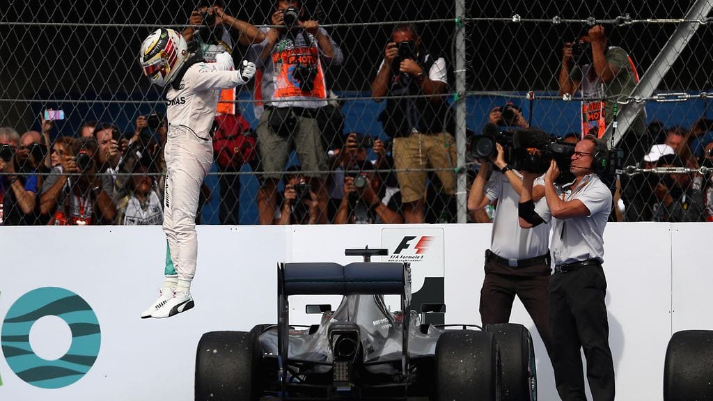 Lewis Hamilton juhli Meksikossa, mutta kokonaisuudessa hän on pahasti altavastaaja.