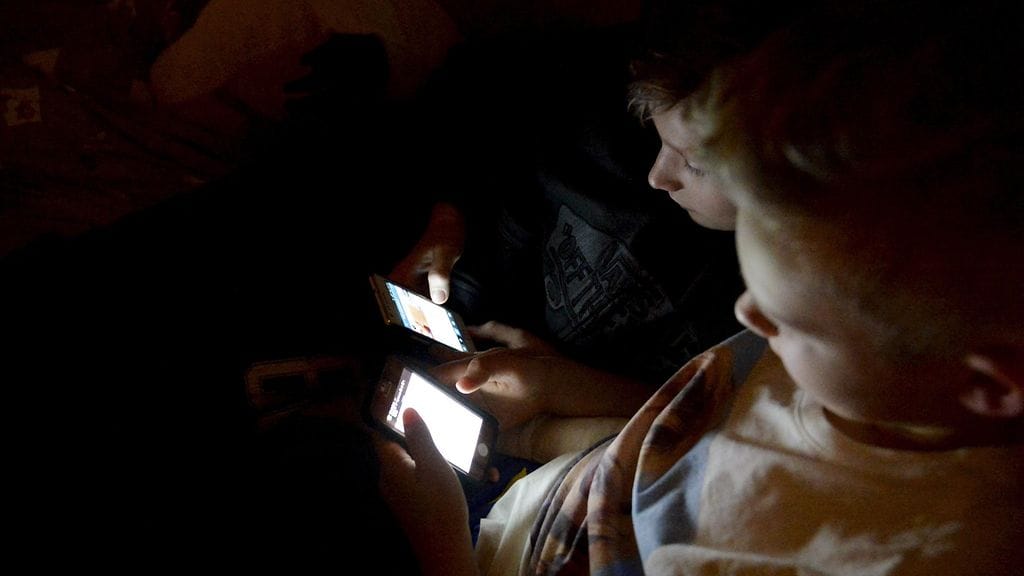 Kuvituskuva. Tutkijoiden mukaan älylaitteet kannattaisi yön ajaksi siirtää kokonaan toiseen huoneeseen.