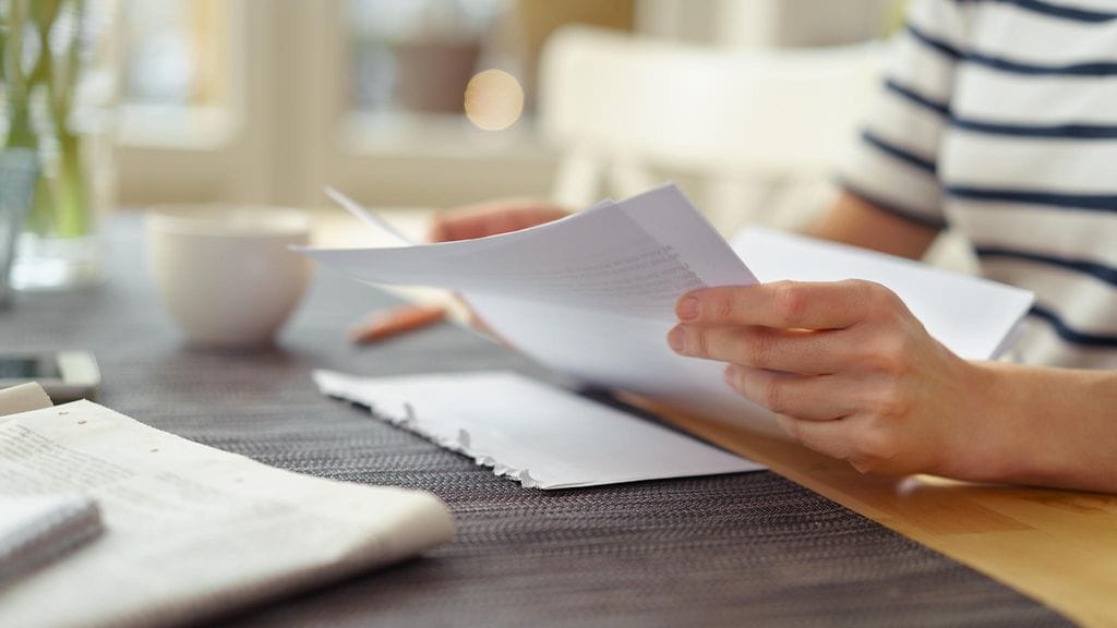 Postiluukusta tipahtanut kirje sai nelihenkisen perheen hämilleen.