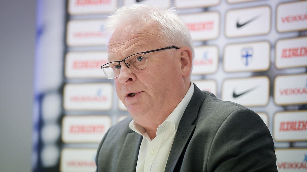 Huuhkajien päävalmentaja Hans Backe ei koe olevansa paineiden alla.