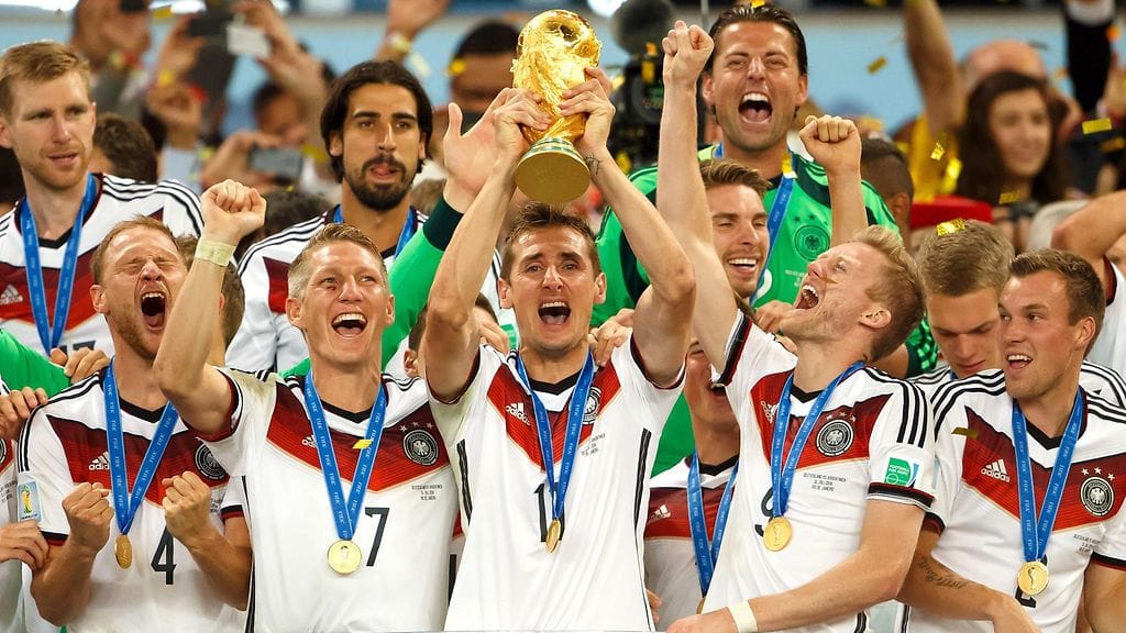 Miroslav Klose (kesk.) pääsi juhlimaan maailmanmestaruutta kesällä 2014 Brasiliassa.