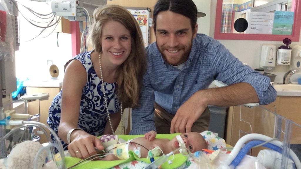 Butlerit päättivät ryhtyä vanhemmiksi sairaalle vauvalle, josta kukaan muu ei pystynyt huolehtimaan.