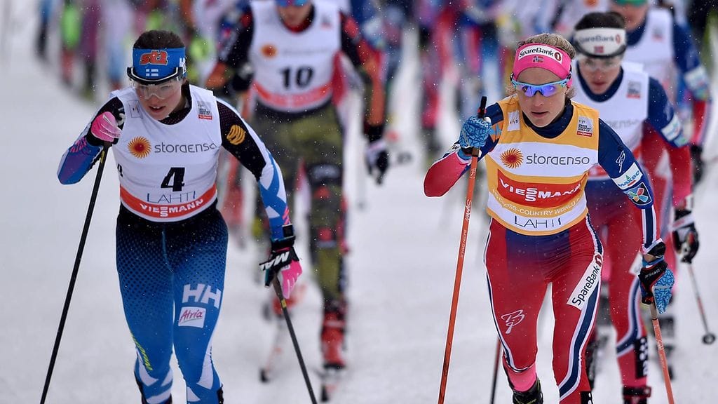 Krista Pärmäkoski ja Therese Johaug vauhdissa Lahdessa viime helmikuussa.