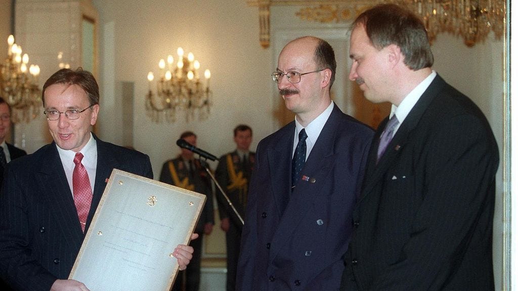 Tasavallan presidentti Tarja Halonen jakaa kansainvälistymispalkinnot vuonna 2001. Palkintovuorossa Elektrobit Oy, toimitusjohtaja Eero Halonen vastaanottaa kunniakirjan, oik. Kai Hilden ja Juha Hulkko.