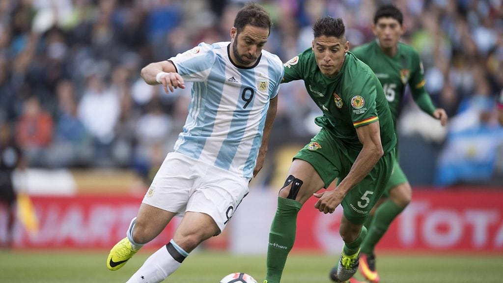 Bolivian Nelson Cabrera (oik.) taisteli Argentiinan Gonzalo Higuainia vastaan viime kesäkuussa.