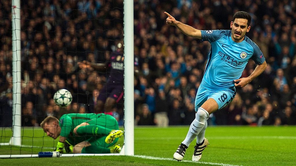 Ilkay Gündogan kuritti Barcelonan Marc-Andre ter Stegenia tiistaina.