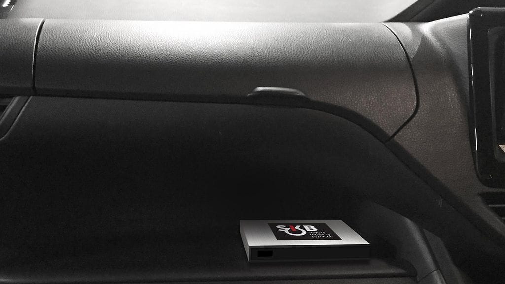 Toyotan havainnekuva Smart Key Boxista asennettuna hansikaslokeron alle.