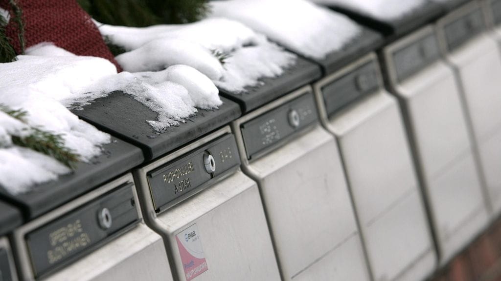 Postilaatikkorivi VR:n makasiineilla Helsingissä perjantaina 30. joulukuuta.