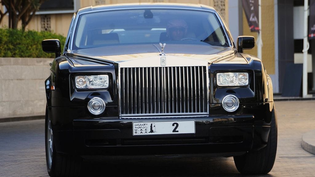Kuvassa Rolls-Royce Dubain rekisterinumerolla 2.