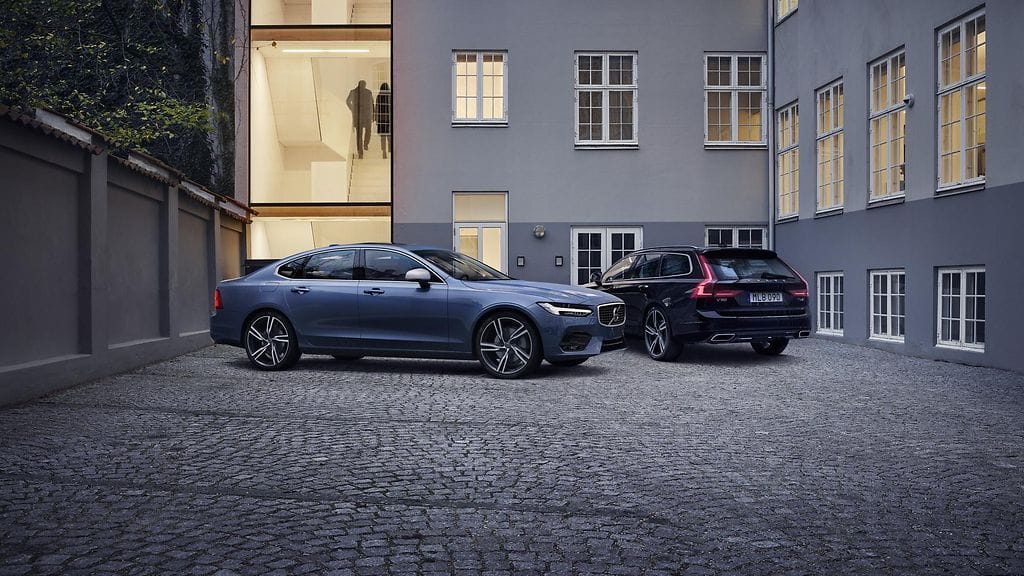 Volvo S90 vasemmalla ja V90-farmarimalli oikealla.