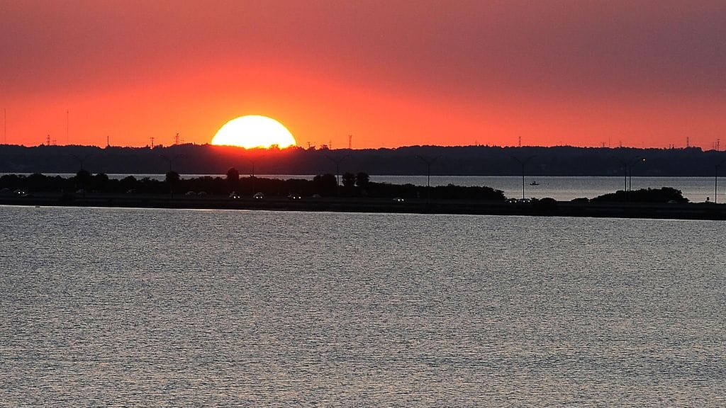 Mies oli lähtenyt 3-vuotiaan poikansa kanssa retkeilemään maanantaina. Heidän piti veneillä, rakentaa hiekkalinnoja ja viettää mukavaa päivää yhdessä. Kuvituskuva: Vesistöä Floridassa, EPA