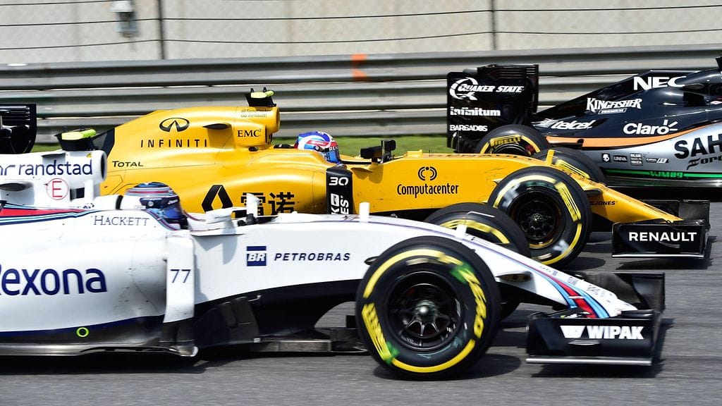 Valtteri Bottas Renaultin Jolyon Palmerin rinnalla Kiinassa viime huhtikuussa.