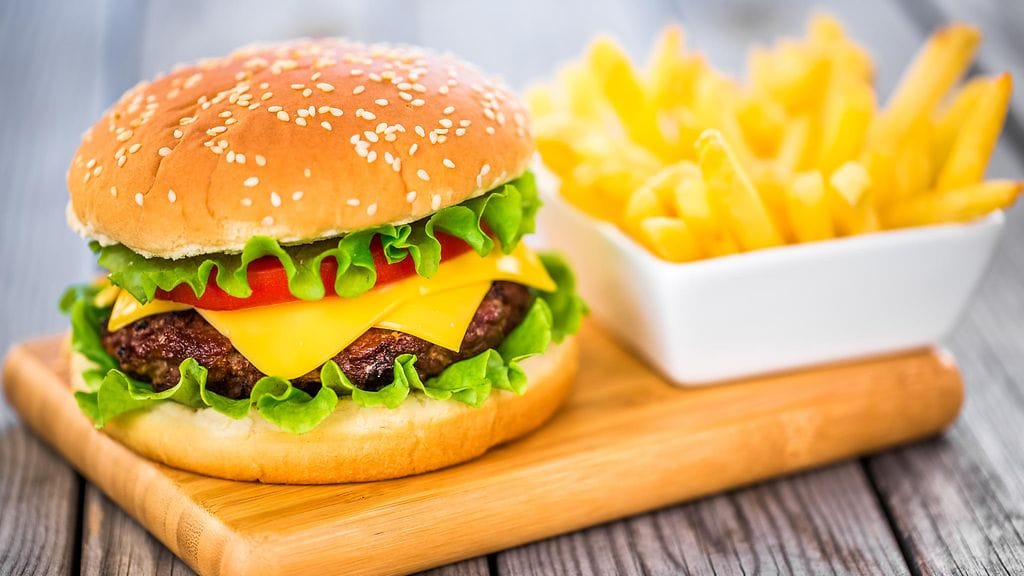 Hampurilainen ja ranskalaiset ovat yhdessä todellinen kaloripommi.