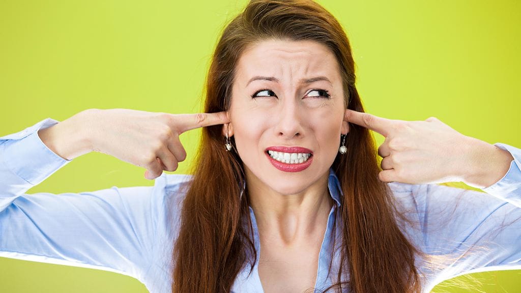 kovaääninen, äänekäs