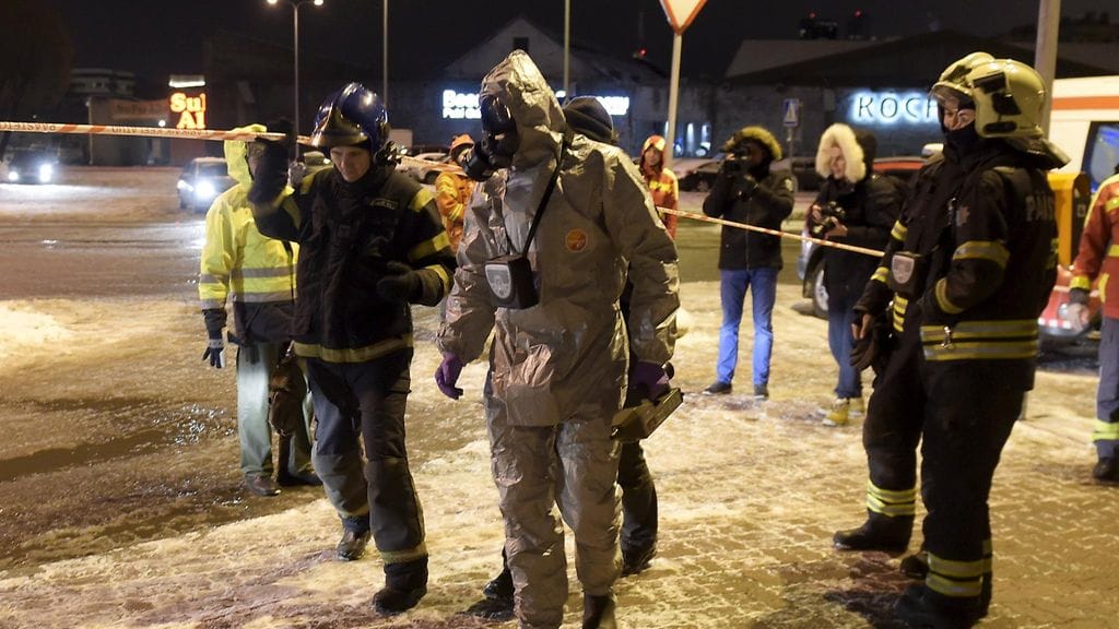 Pelastuslaitoksen erikoisvarusteisiin pukeutunut työntekijä menossa tutkimaan tilannetta.