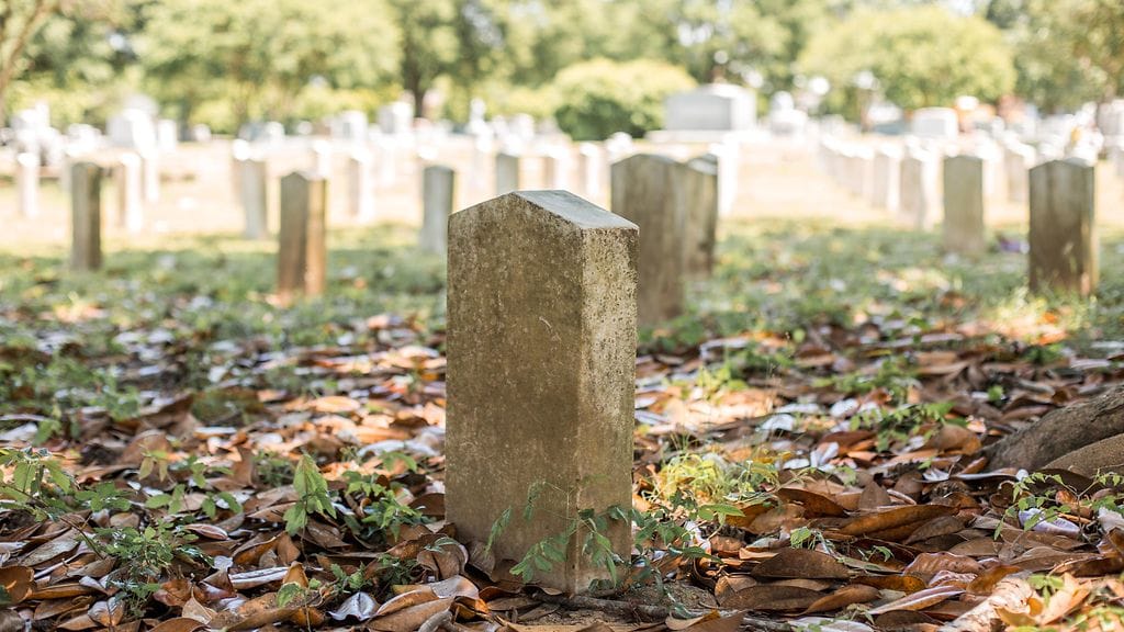 Vuonna 1966 syntynyt nainen haluaa selvittää, onko 30 vuotta sitten haudattu mies hänen isänsä. Kuvistuskuvaa, ei liity tapaukseen.