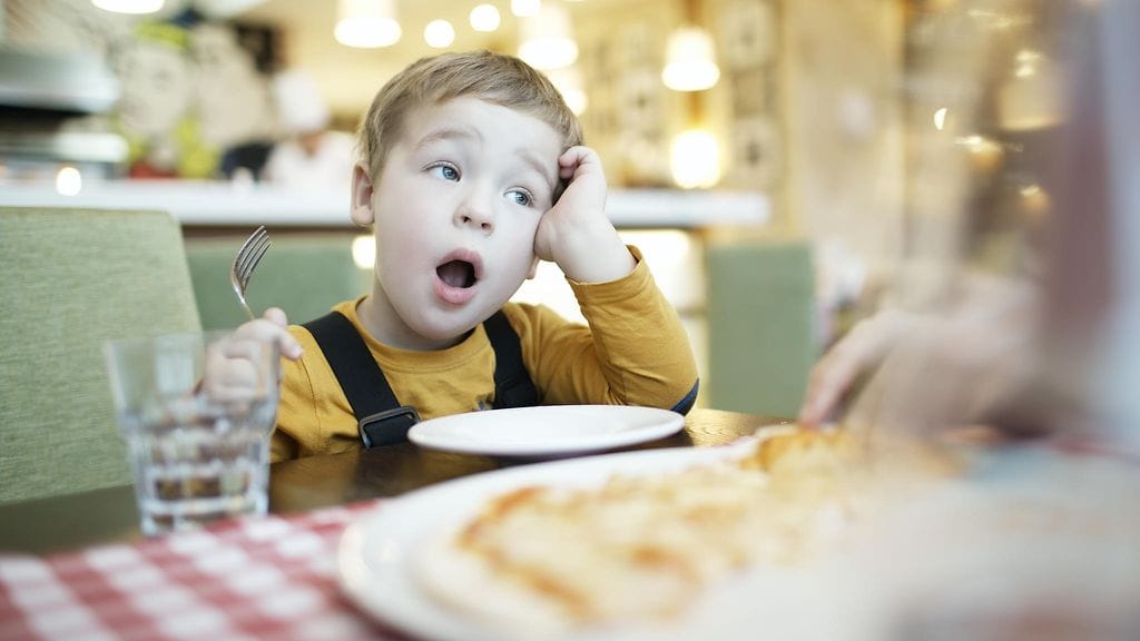 lapsi ravintolassa