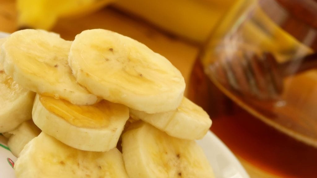 Banaanilla ja hunajalla on lukuisia terveysvaikutuksia.