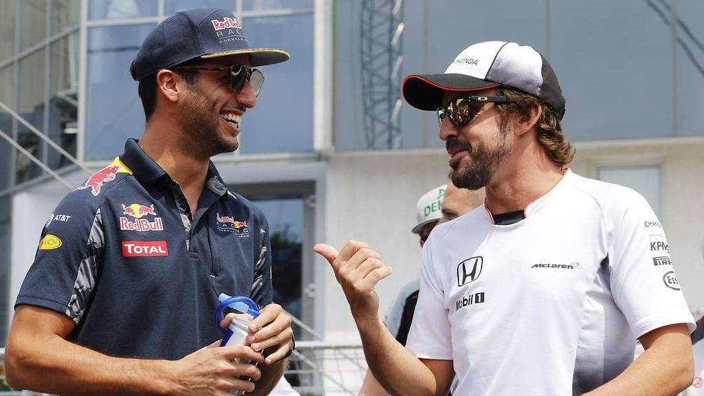 Daniel Ricciardo ja Fernando Alonso leppoisissa tunnelmissa Unkarin GP:ssä heinäkuussa.