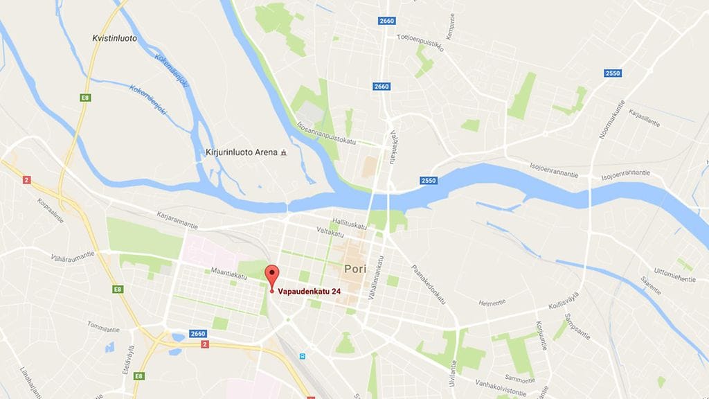 Talo palaa keskustassa Vapaudenkadun ja Itsenäisyydenkadun kulmassa.